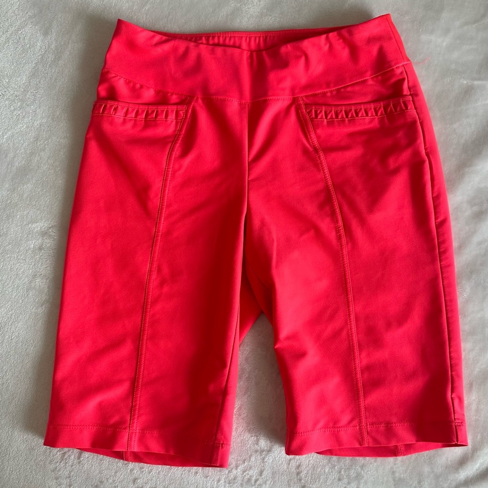 Tail size 6 hot pink Bermuda golf shorts. Pull on. Excellent condition